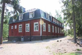 Yläkerrassa oli kolme asuinhuoneistoa. Koulun sisätilat näyttävät säilyttäneen vanhaa pohjakaavaansa, vaikka pintoja on luonnollisesti uusittu.