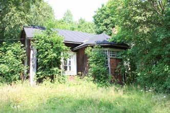 Hirsirakenteinen navetta ja talli (93b; luokka 1) ovat 1820-luvulta, tien toisella puolella sijaitseva luhtiaitta (93a; luokka 1) vuodelta 1824.