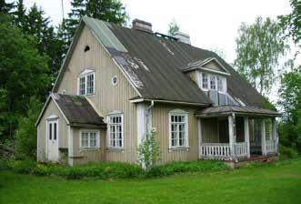 Pihapiirissä oli asuinrakennuksen kanssa samanikäinen sauna (92t). Rakennuksista asuinrakennus ja sauna purettiin vuonna 2011.