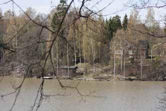 Huvila on kaksikerroksinen, järven puolella ristipäädyllä ja päällekäisillä kuistella varustettu