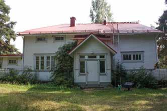 Rakennus oli hirsipinnalla ennen vuoraamistaan ja vaaleasävyinen väritys on palautettu.