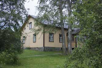 korkea, punainen viljankuivaamotorni vuodelta 1968 ja konehalli rakennus (233c; luokka 3)