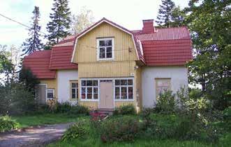 55 Satulakattoinen, hirsirakenteinen talo on saanut nykyisen ulkoasunsa vuosien 1950-51 muutostöissä. Tuolloin mm. ikkunat, kuisti ja vuoraus menettivät perinteisen ilmeensä.