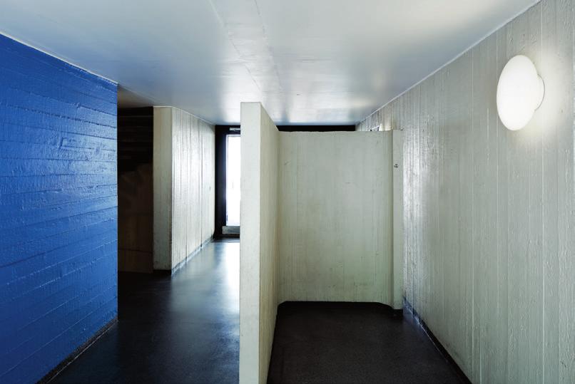 14, 15 Pyöreät porrashuoneet rimamuotitettuine betonipintoineen ovat kuin veistoksia. Valo tulee yläikkunoista. 16 1980-luvulla rakennettu jätekatos heijastaa talon arkkitehtuuria.