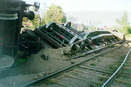 Kuva 6. Kolmen puutavaravaunun suistuminen kiskoilta Huutokoskella 31.5.2002. Viimeinen vaunu kaatui täysin.
