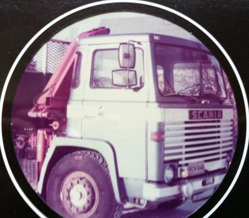 Alla olevassa kuvassa 1 on esiteltynä Markku Sirénin ensimmäiset kuorma-autot. (Sirén, henkilökohtainen tiedoksianto 14.9.2011.
