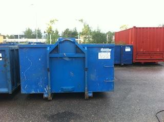 Alla olevassa kuvassa 6 on vaihtolava ilman koukkuominaisuutta ja kuvassa 7 on koukkuominaisuuden omaava vaihtolava.