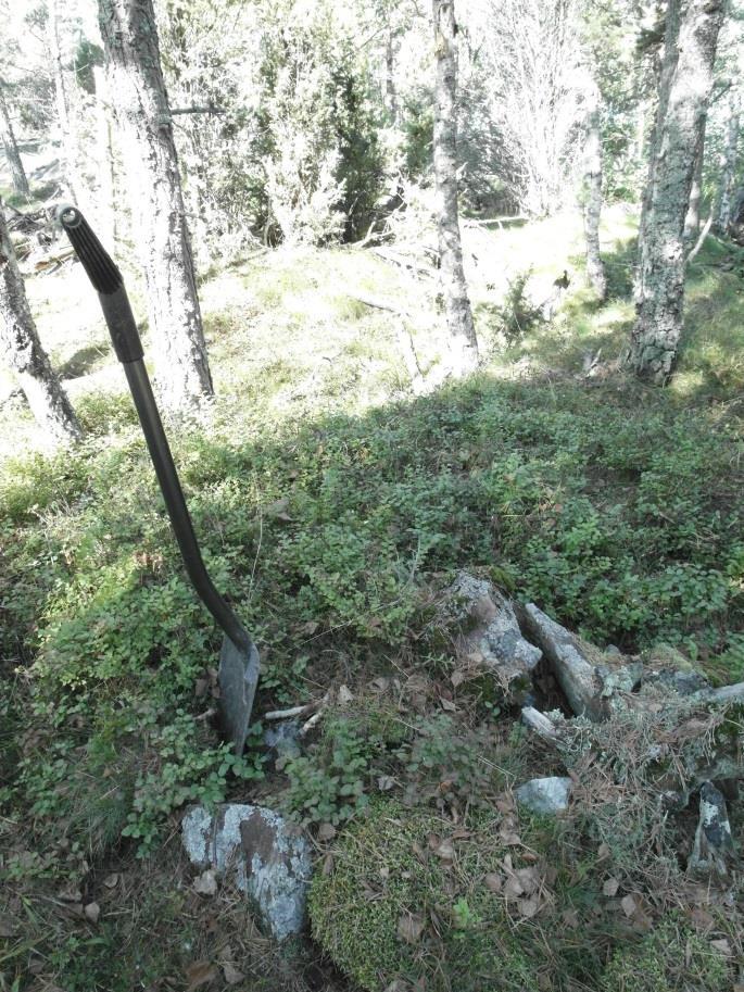 kosteikkoalueesta johti kallioon louhittu oja.