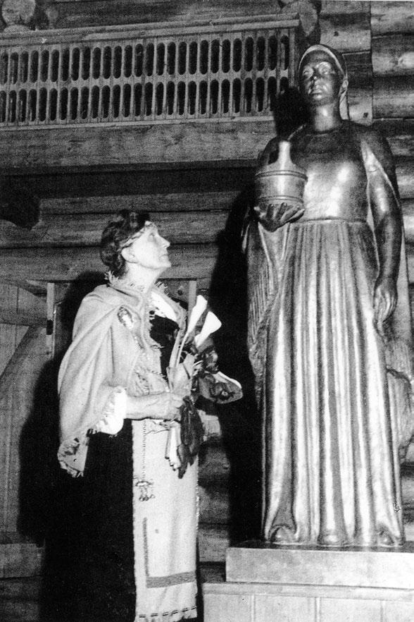 Vuonna 1938 perustettiin Kalevalaisen Naisen Muistomerkkiyhdistys ry. Hankkeeseen kuului patsashanke ja sen toteuttamiseksi varojen keräys, korujen myynti ja aatteellinen toiminta.