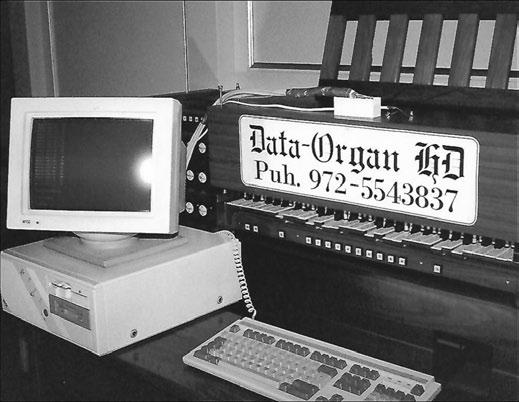 Uruissa tietokone Jo menneinä vuosina oli Sorsakoskella kehitelty laitteistoa, jolla kirkon urkuja voidaan soittaa tietokoneavusteisesti.