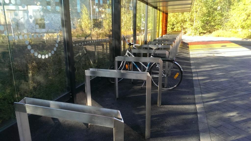 Puomiteline on näistä yksinkertaisin toimintaperiaatteeltaan. Pyörä vain asetetaan nojaamaan puomia vasten, johon sen voi lukita omalla lukolla tai jossain mallissa myös rungosta.
