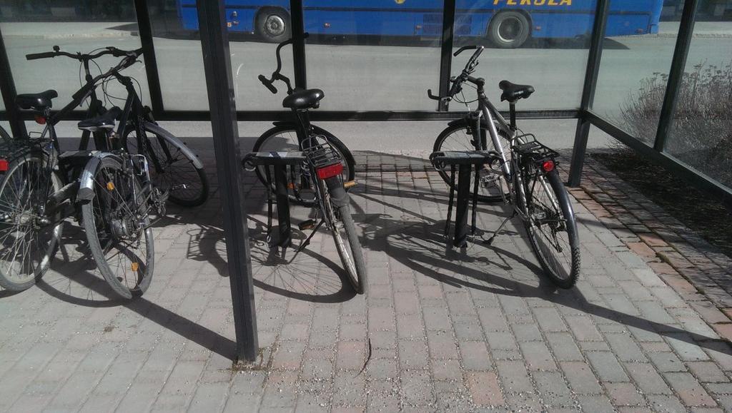 Maastokäynnin perusteella pyöräpysäköintitelineitä suhteessa polkupyöriin on kuitenkin liian vähän radan länsipuolella.