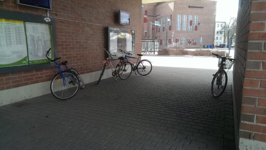 Kuva 11 Pyöriä pysäköityinä seinien vierille