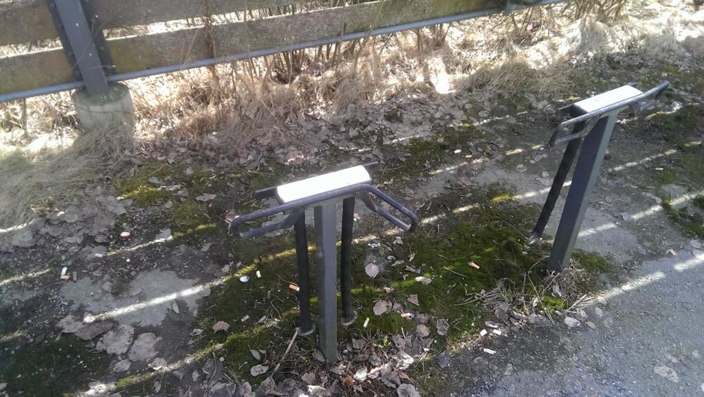 Kuva 21 Pahoin vaurioitunut tolppateline, joka ei ainakaan kannusta pysäköimään kyseiselle paikalle (Kuva Henri Luoto 2016). 4.