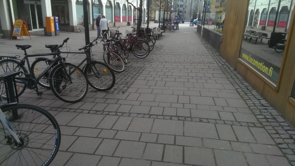 Edellä mainittu havainto viittaa mielestäni siihen, että pyöräpysäköintiä ei ole riittävästi keskustan alueella, tai sen sijainti ei välttämättä ole optimaalisessa paikassa.