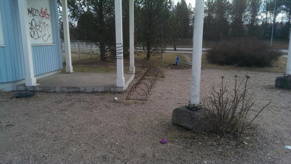 näin telineet osittain kasvillisuuden alle.