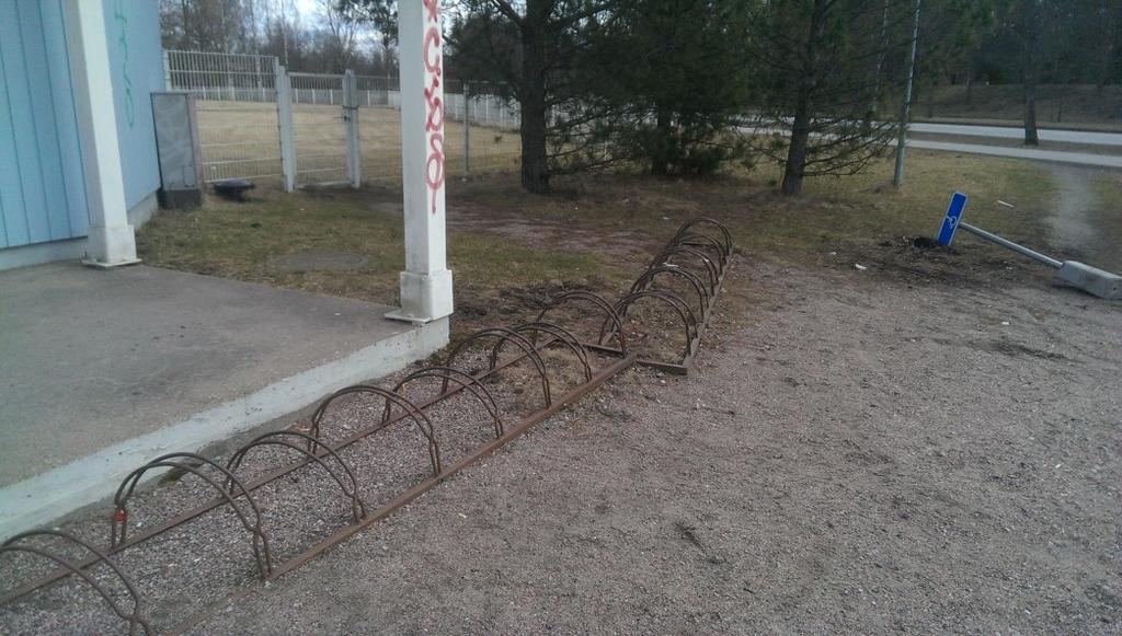 takana olevalle sisääntuloportille. Katso kuva 32.