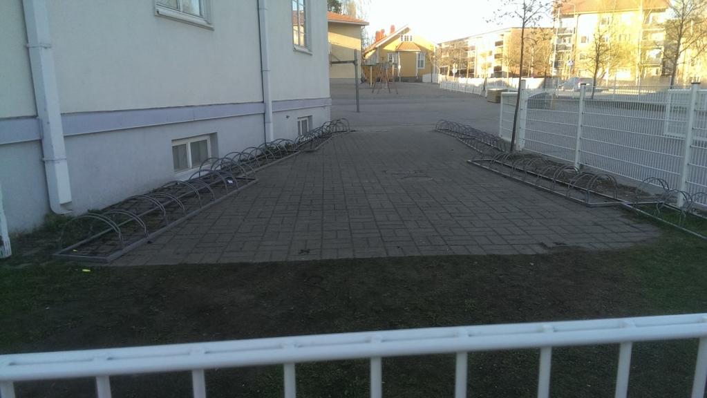 Yhdessä telineessä oli tosin yksi vannepidike rikkoutunut, joka näkyy kuvassa 42. Pysäköinti alueella ei ole katosta eikä varsinaista valaistusta.