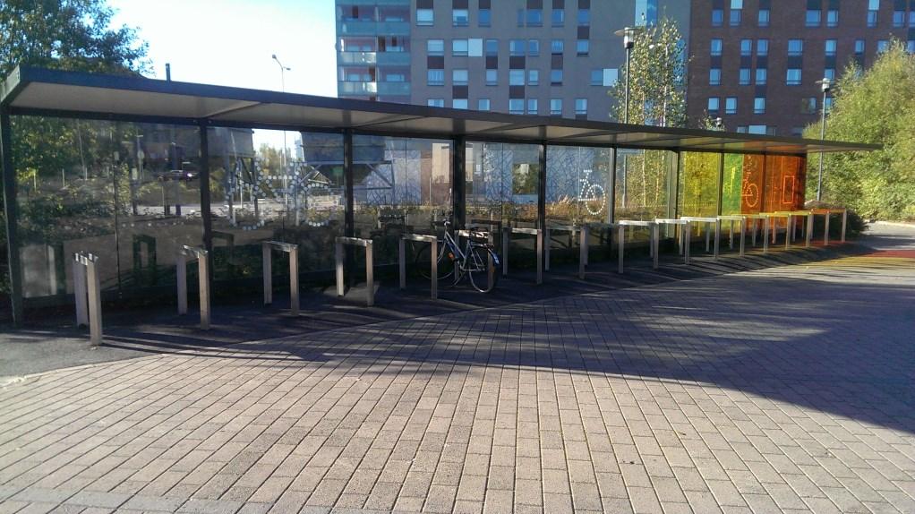 Kaikki pyörien pysäköintiin käytettävät telineet ovat runkolukituksen mahdollistavia. Alue on yleisilmeeltään selkeä, siisti ja selvästi kunnossapidetty.