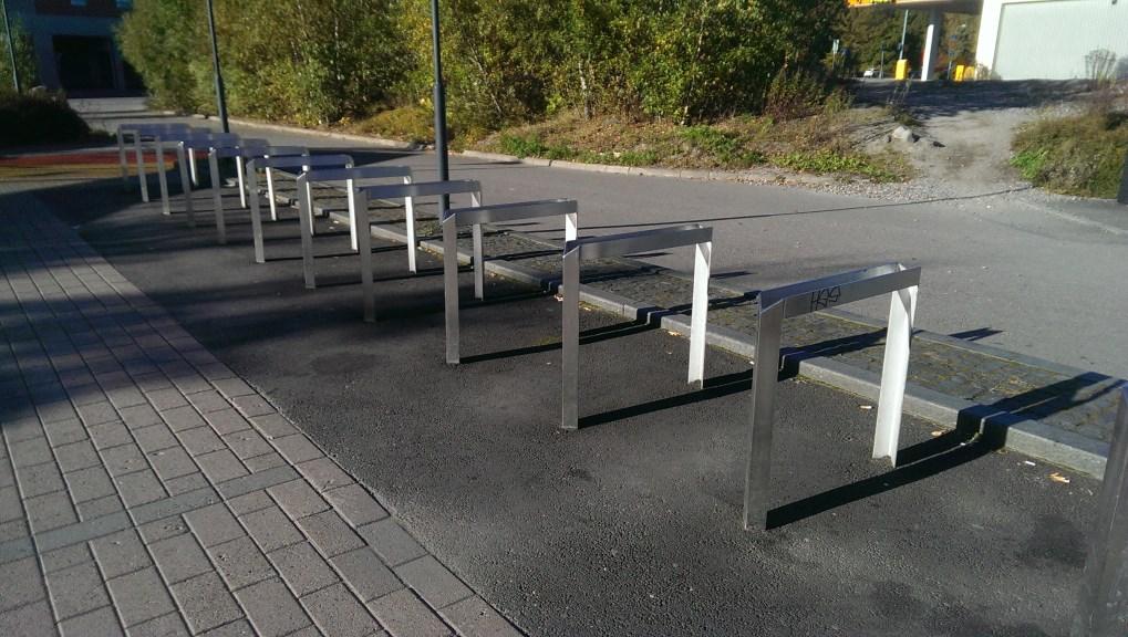 Kuva 51 Puotilan asemalla käytetään kaaritelineitä (Kuva Henri Luoto 2015). Puotilan asemalla pyöräpysäköintiä on järjestetty radan molemmilla puolilla.