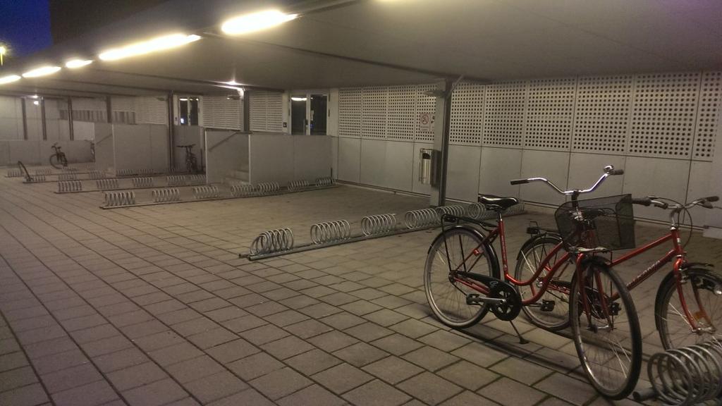 yhteyteen. Alueelta löytyy myös kameravalvontaa, joka lisää turvallisuutta. Spiraalinmuotoiset rengastelineet ovat tällä alueella varsin toimiva ratkaisu, käytettävissä olevaan tilaan nähden.