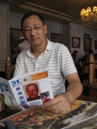 Toimittajamme tapasi eräässä Pariisilaisessa kahvilassa, kuvassa olevan miehen (Henry T.), lukemassa Kangasalan paikallisosaston jäsenlehteä ja vielä juuri EU-vaalien aikaan.
