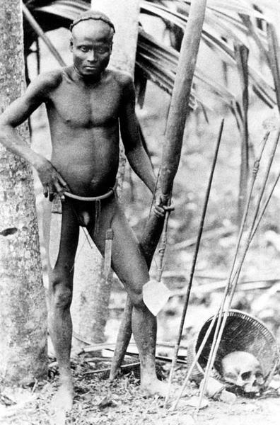 Erilaisia jarawa-heimon jousiampujan käyttämiä sormiotteita. Kuvat Maurice Portman, 1899. Kuva 29. arawa-heimon mies hyvin suuren esittelyjousen kanssa.