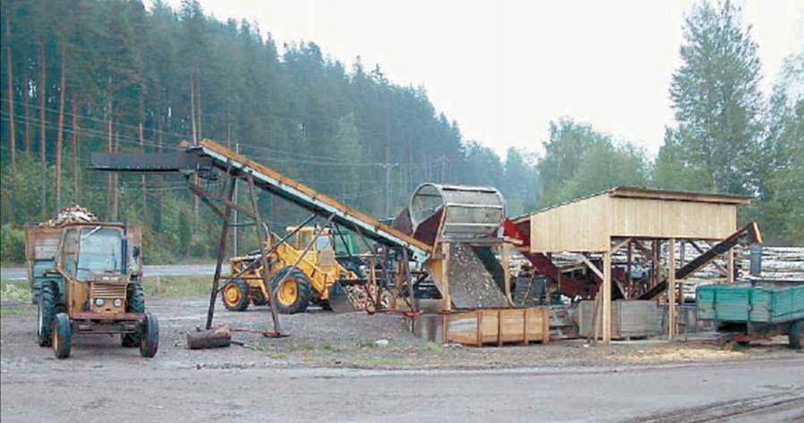 28 KUVA 17. Kun pilkkeitä valmistetaan terminaalissa, pilkkeiden tuotantolinjaa on mahdollisuus kehittää esim. käyttämällä seulaa (Jalonen 2000, 10).