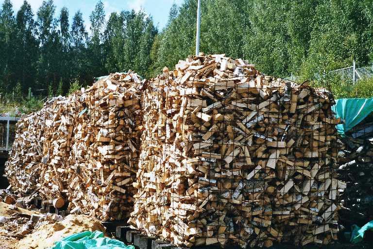 Alimmaisten puiden joutumista maata vasten pitää välttää, sillä niiden kosteuseroksi päällimmäisiin pilkkeisiin voi muodostua peräti 20 %.