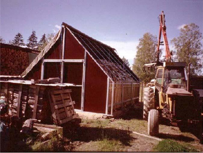 42 KUVA 23. Siirrettävän kuivurin tyhjennys tehdään rehupiikein varustetulla puutavarakuormaimella (OPET Finland 2001, 23).