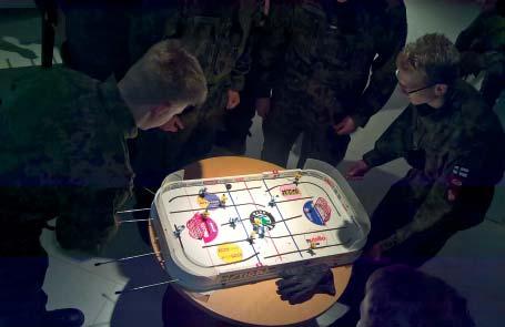 Kilpakenttien Sankarit-näyttelyssä oppilaat nuortuivat silmissä pelin