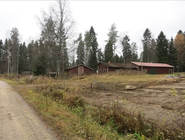 Vanhoja huonokuntoisia maatilan talousrakennuksia suunnittelualueen etelälaidalla Naapurikiinteistön asuinpientalo suunnittelualueen puolelta kuvattuna 3.1.