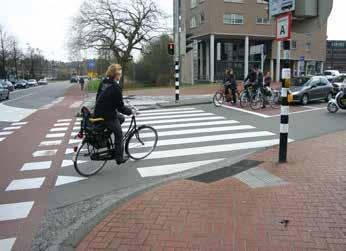 Viereinen sivu: Ylh. Pyöräkadulle on Hollannissa erillinen liikennemerkki, jossa korostuu pyöräilijän korkeampi prioriteetti ja auton rooli vierailijana.