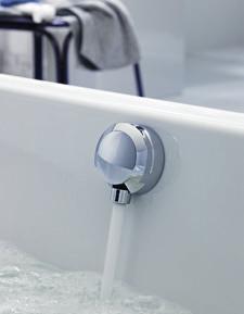Minimalistinen muotoilu Geberit PushControl -kylpyammevesilukosta näkyy ainoastaan litteä painike.