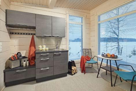 Suur-Saimaaseen kuuluvan Pyyveden rannalla 6200 neliön tontti on kapea ja takareunastaan jyrkkä. Talo piti sijoittaa rinteeseen, että rantaan jäi vaadittavat 50 metriä matkaa.
