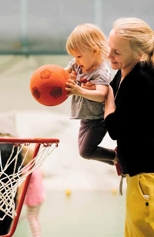 Perheliikunta Hinta 49 Perheliikunta tarjoaa lapsille ja heidän vanhemmilleen yhteisen ohjatun liikuntatunnin. Tunti koostuu hauskoista liikunnallisista harjoitteista, peleistä ja leikeistä.