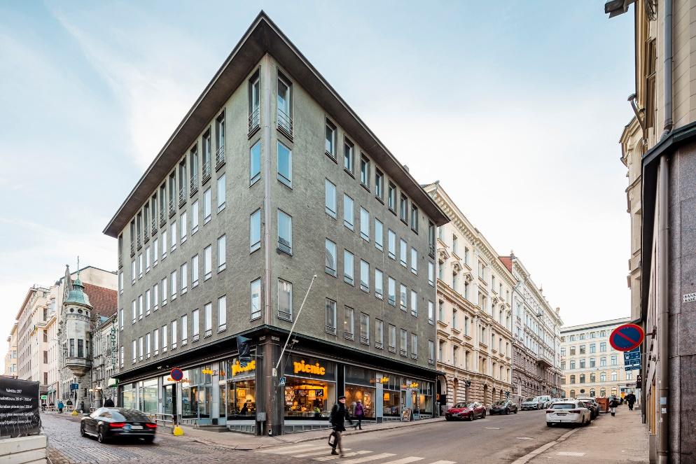 VUOKRATTAVAT TILAT Toimistotiloja 4 kerroksessa Pääsisäänkäynti Kasarmikatu 42 (hissiyhteys 2 kpl kerroksiin) Liiketiloja katutasossa Nykyiset vuokralaiset liiketiloissa: Cafe Picnic ja KH