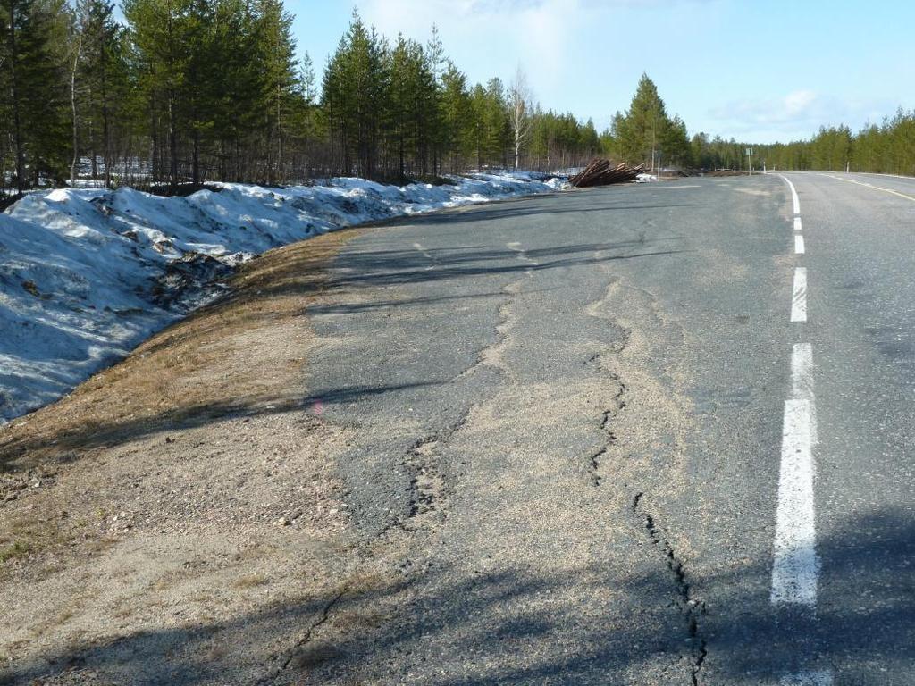 Keskellä ylinnä on laserskanneraineisto tasokarttana, tämän alla IRI-arvot (2010 punainen ja 2006 musta), tämän alla URAarvot (2010 punainen ja 2006 musta),