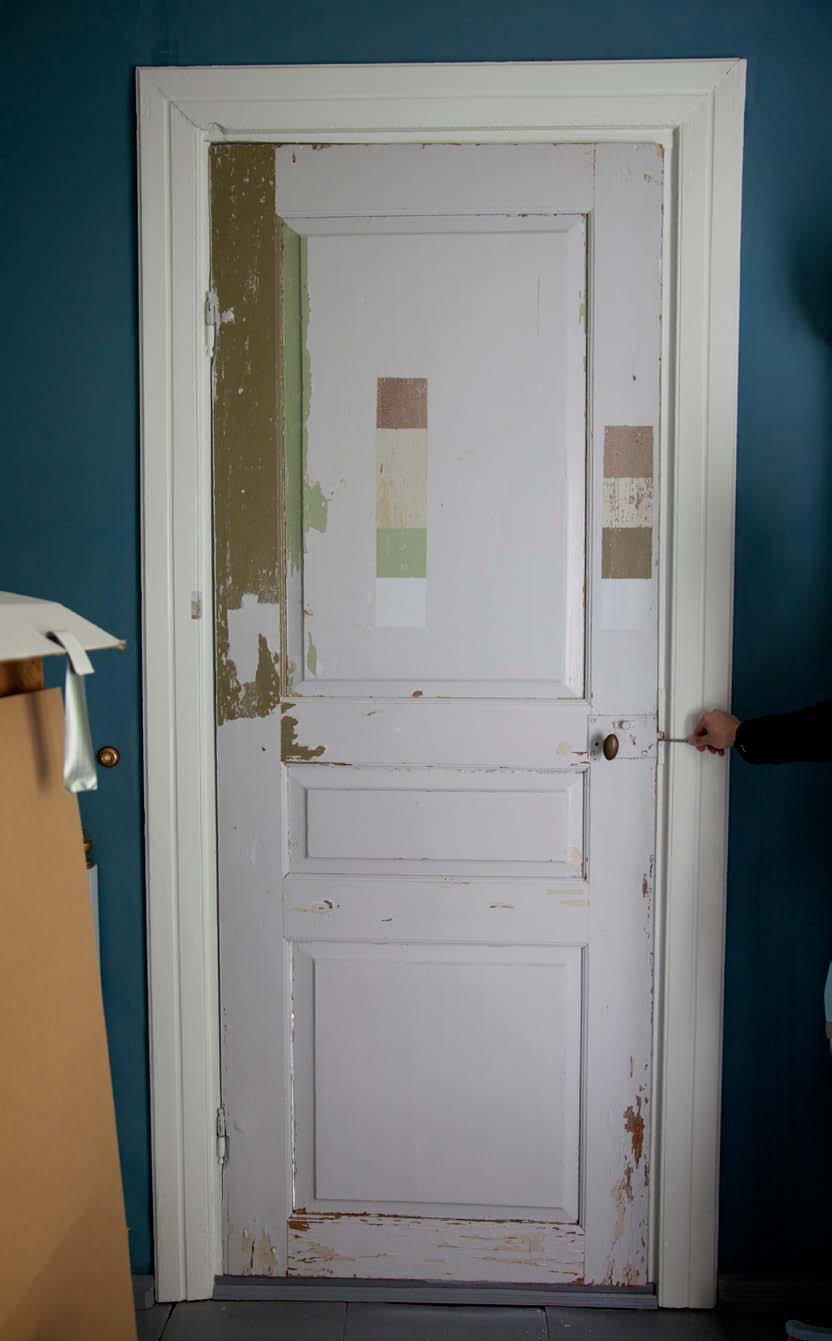 Vasemmalla Lillyn huoneen ovi ja oikealla vierashuoneen ovi ennen maalin poistoa, listat on maalattu.