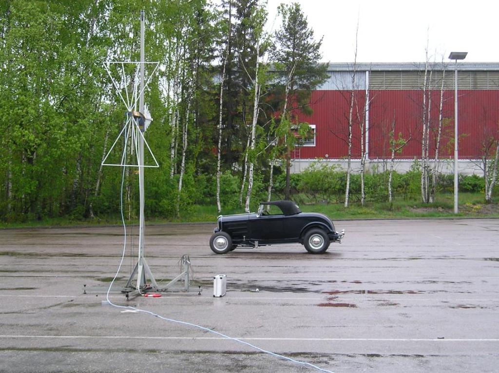 33 Kuva 16. Kuvassa suoritetaan Hot Rod 1:n laajakaistaisen pystypolarisoituneen säteilyn mittausta pystyantennilla auton vasemmalta puolelta.