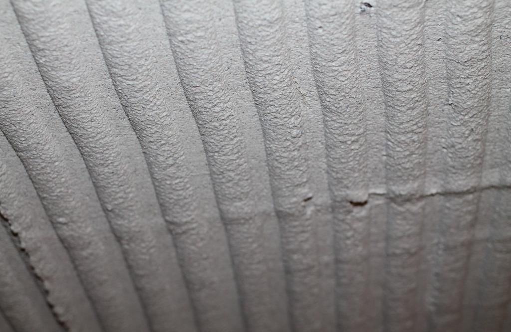 Pintalaastitus Laastita levytetty ja hierretty pinta Keim Mycal-Por laastilla ja avaa laastipinta 10 mm kammalla.