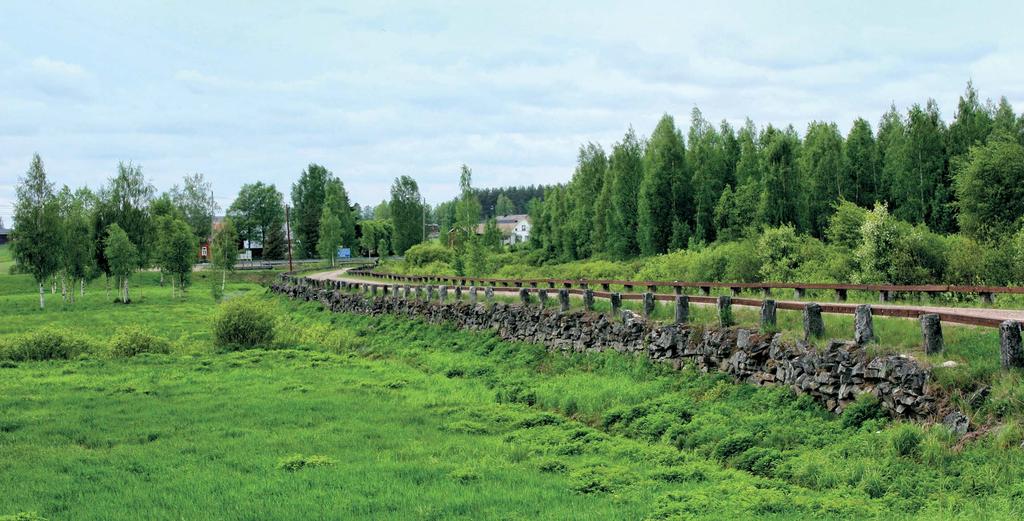 Suomen sodan kerrostumia 193 Kuva 3. Ruonan silta. Kuva: Markku Honkola. Nurminiemen muistomerkistä puhuttiin kuudessa tilaisuudessa. Siellä myös vierailtiin kotiseutuajelulla.