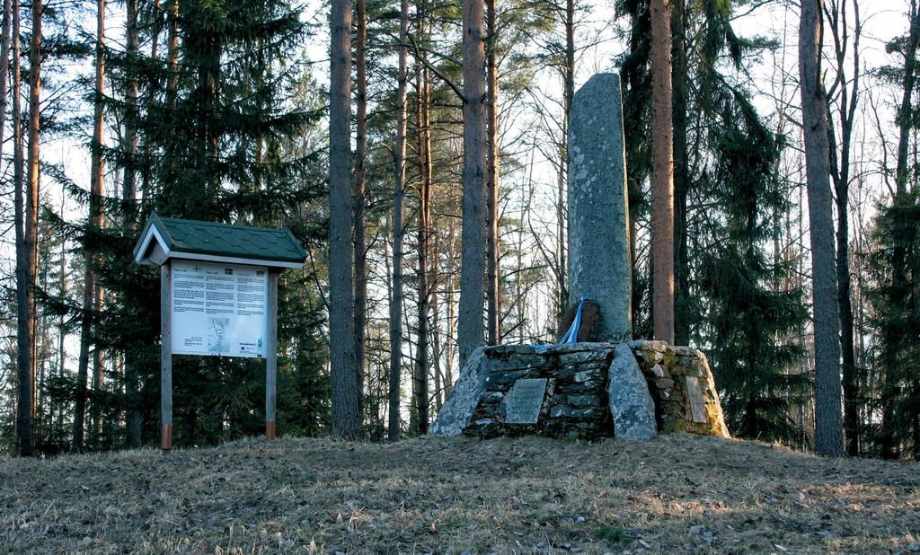 202 Sulevi Riukulehto ja Katja Rinne-Koski Kuortanelaisten venäläissuhde Kuva 6. Ruonan taistelujen muistomerkki Nurminiemessä. Kuva: Markku Honkola.