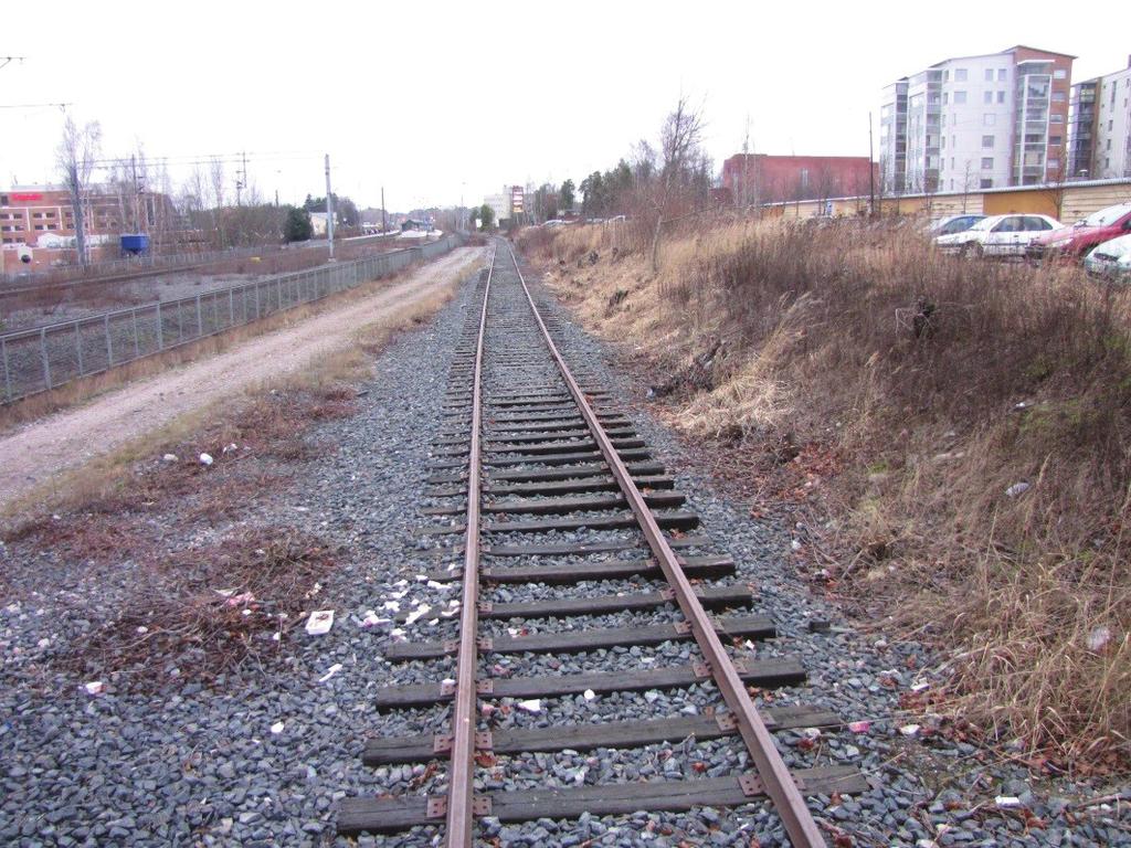 36 3.1.7 Järvenpää Sähköistämätöntä raidetta 714 voidaan käyttää nousupaikkana ja väistöpaikkana (kuvat 24 ja 25). Raide on liian lyhyt lähiliikenteen seisontaraiteeksi. Raiteelle on hyvä tieyhteys.