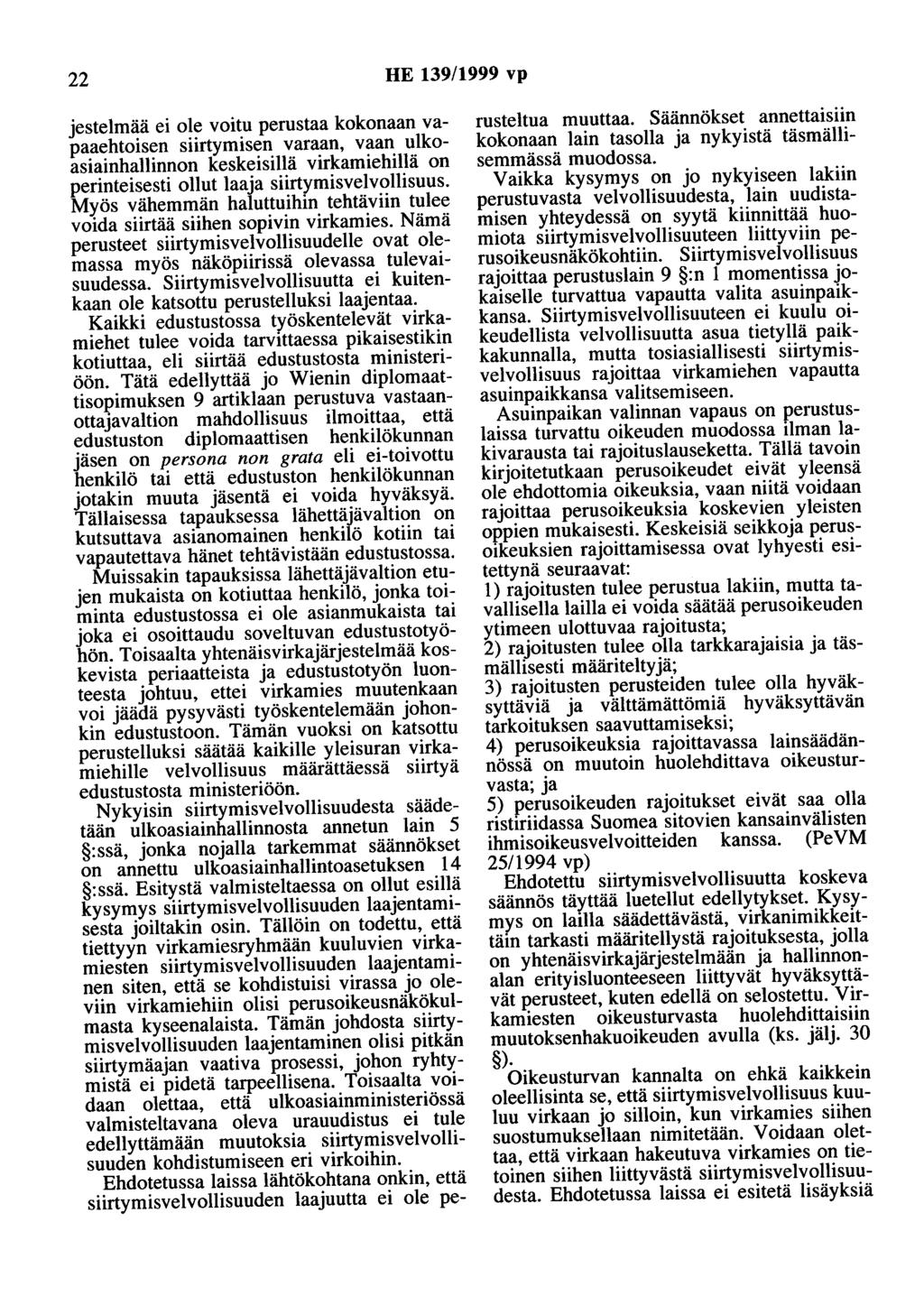 22 HE 139/1999 vp jestelmää ei ole voitu perustaa kokonaan vapaaehtoisen siirtymisen varaan, vaan ulkoasiainhallinnon keskeisillä virkamiehillä on perinteisesti ollut laaja siirtymisvelvollisuus.