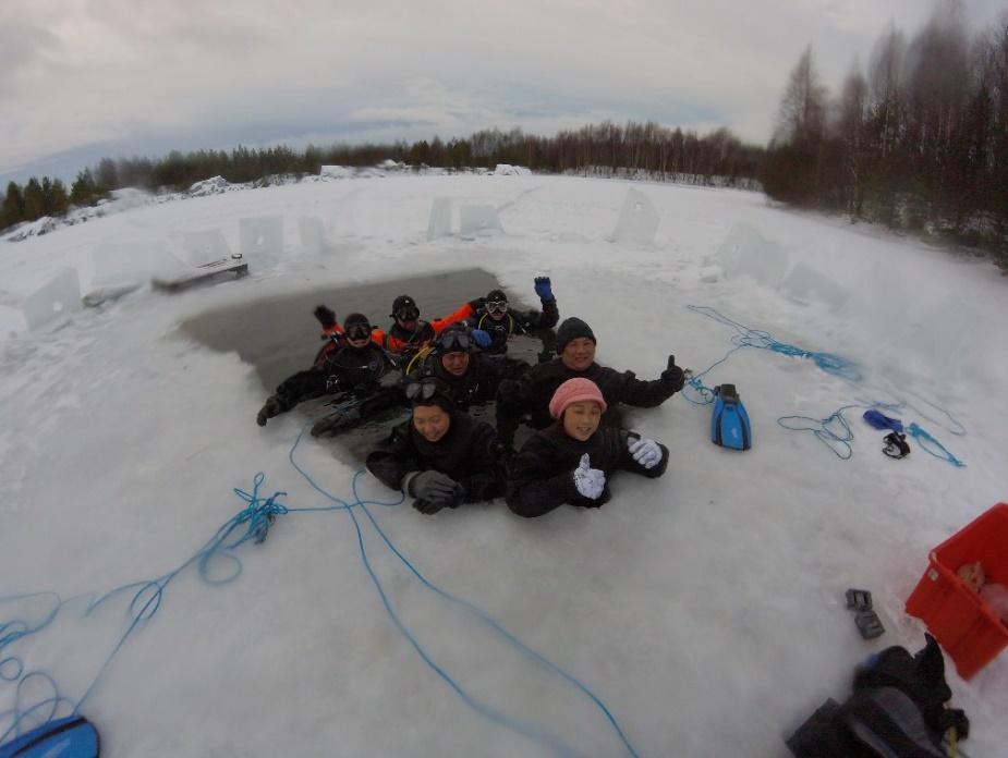 39 Kuva 3. Fiilistelyä viimeisten sukellusten jälkeen. (Varjoranta, Oulun Sukelluskeskus).