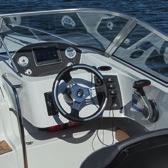 Tyylikäs Daycruiser laatutietoiselle nautiskelijalle. Erinomaiset ajo-ominaisuudet ja tarkkaan harkitut yksityiskohdat varmistavat turvallisen ja vaivattoman veneilyn kaikissa tilanteissa.
