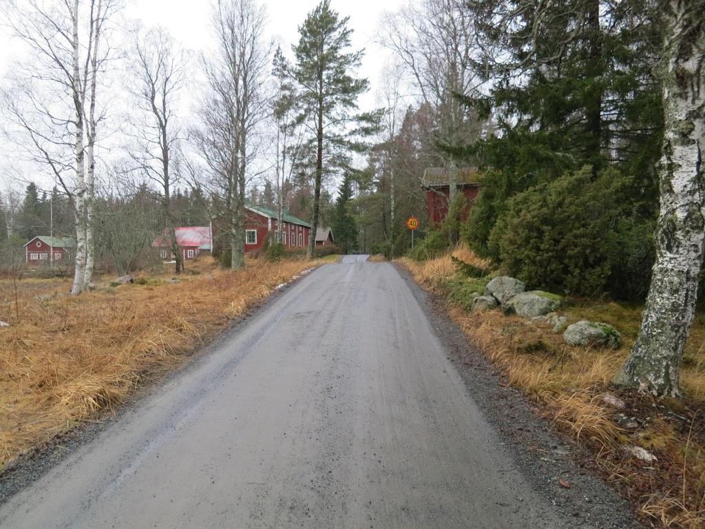 Kuva 24. Näkymä Kuivalahdentieltä Saaristotien suuntaan (Sweco Ympäristö Oy, 2016). Lisäksi on laskettu liikennemäärien muutos Kuivalahdentiellä (Taulukko 11).