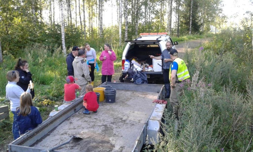 Kuva 7. Talkoolaiset evästauolla Kormuniitynojalla. Asukkailla oli myös mahdollisuus ilmoittaa purotalkkareille mahdollisista havaitsemistaan kunnostusta kaipaavista kohteista puroilla.