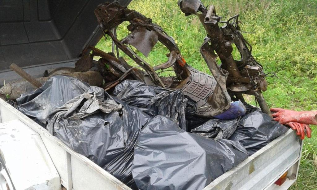 1. Roskien keruu Kesän aikana roskia löytyi purosta melko paljon. Tavallisimpia roskia olivat muovipussit, lasipullot, tölkit, jätepuu ja metalliroska.
